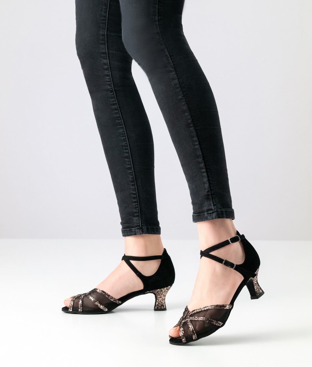 Elégante chaussure de danse ouverte pour femmes Blair en cuir scintillant, velours noir et empiècements en résille de Werner Kern.