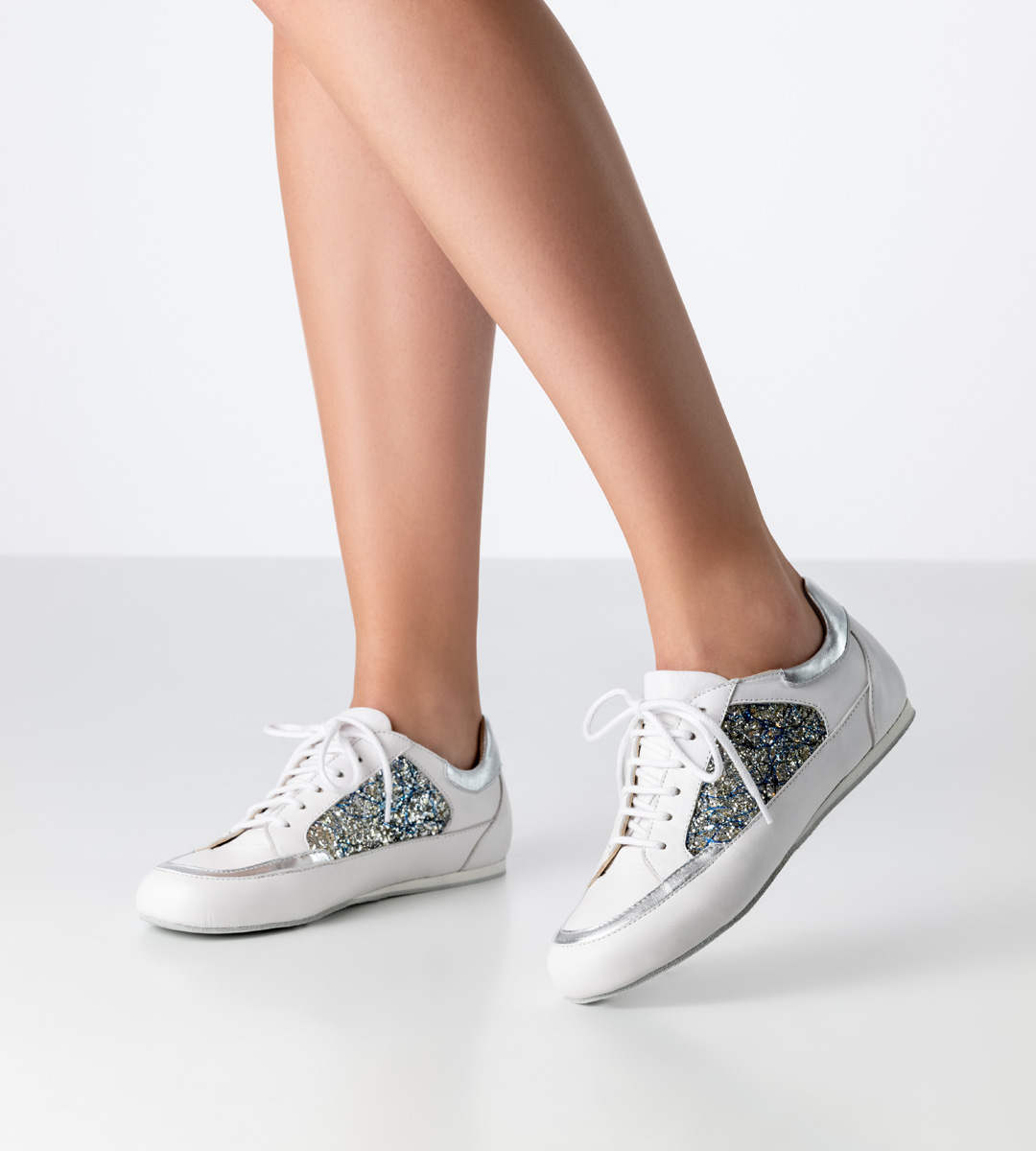 Sneaker de danse pour le parquet et au-delà - Werner Kern Carol en cuir Nappa blanc et brocart bleu avec une semelle fine, parfait pour le Zumba