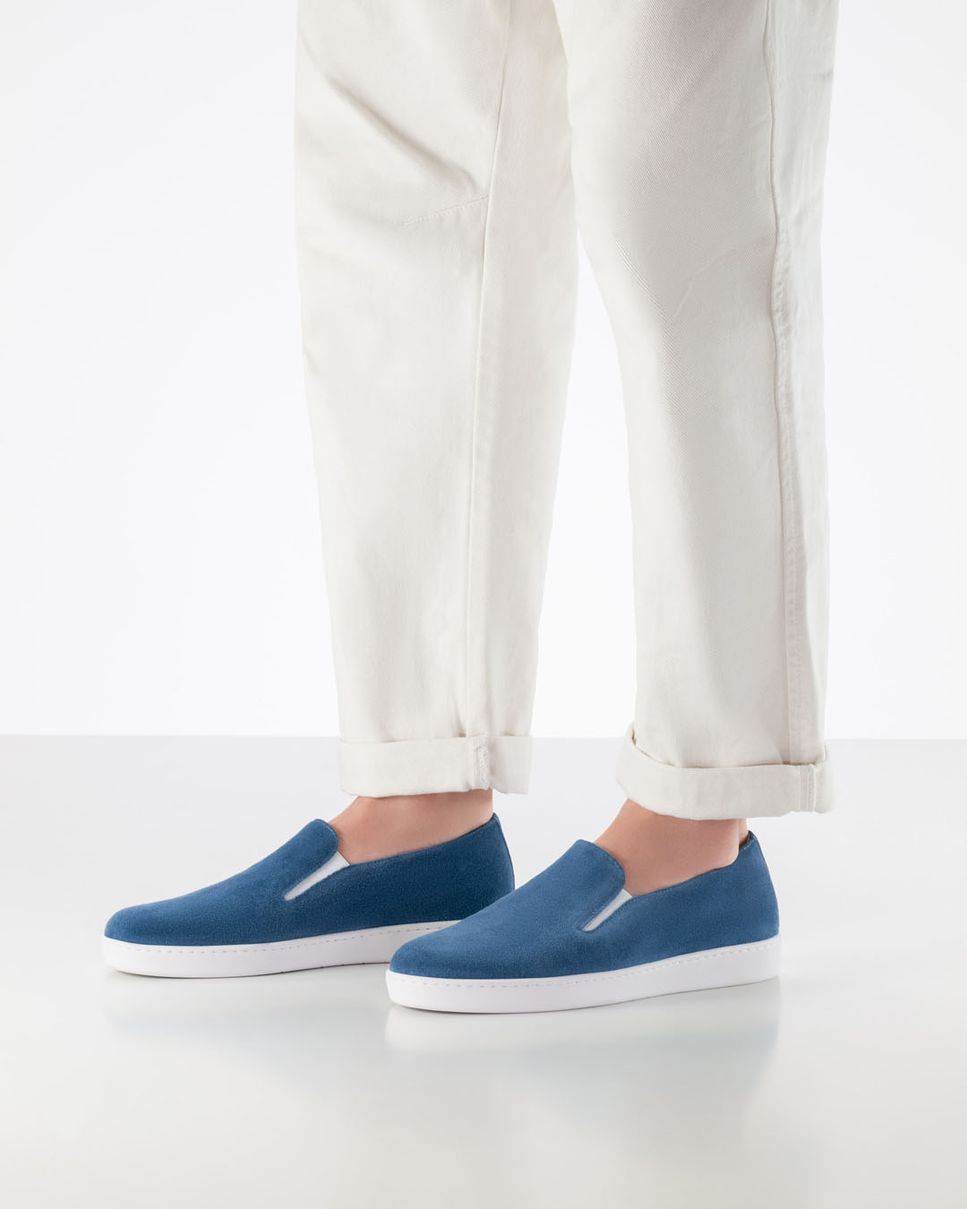 Vue de profil d'une basket de danse pour homme couleur denim, de style mocassin