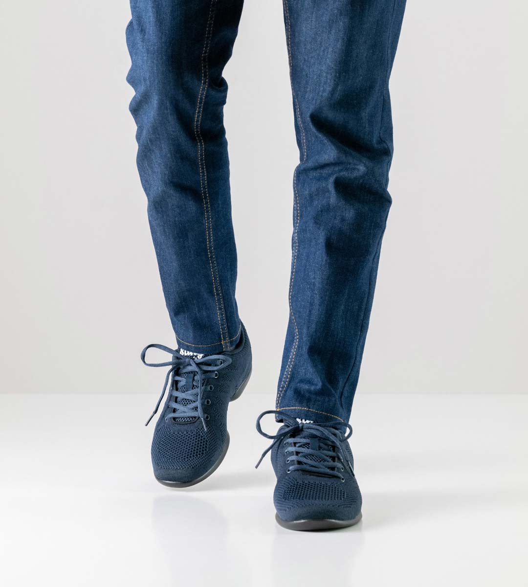 4030 Sneakers de danse pour hommes Salsa de Suny portées avec un jean bleu