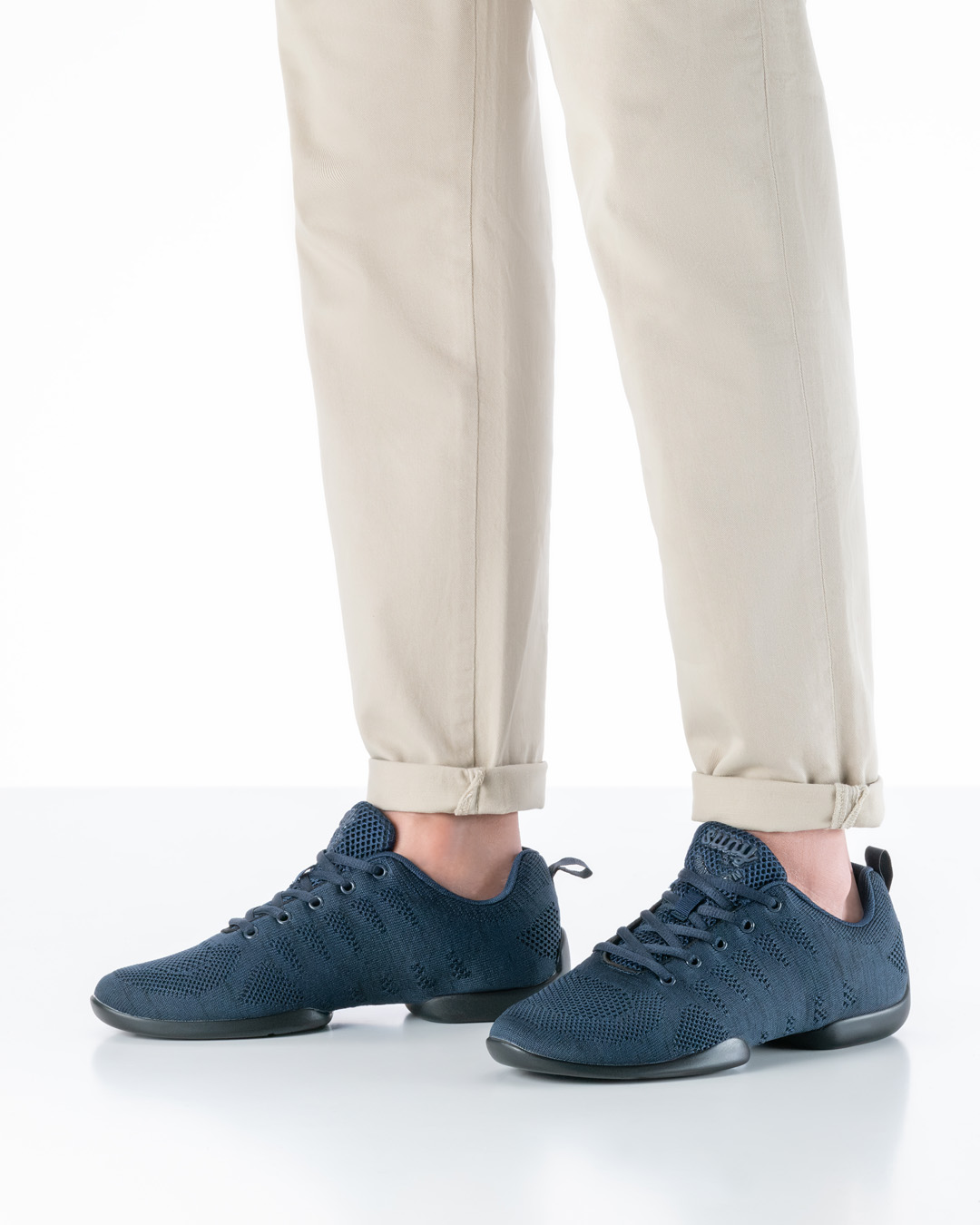 4030 Sneakers de danse pour hommes Salsa de Suny portées avec un jean bleu