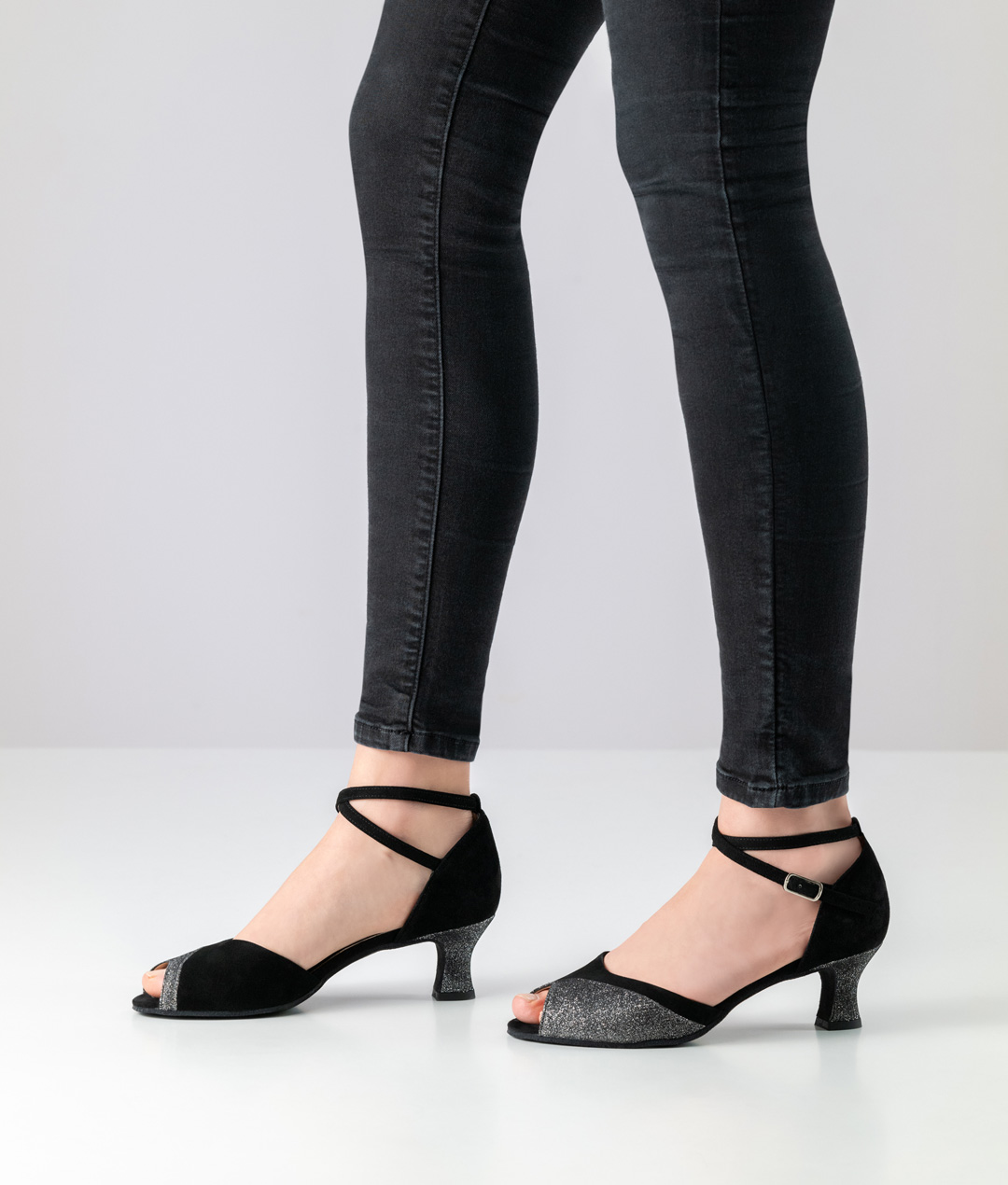 Chaussures de danse peep-toe en daim noir souple et en cuir brocart argenté avec un talon confortable de 5,5 cm.