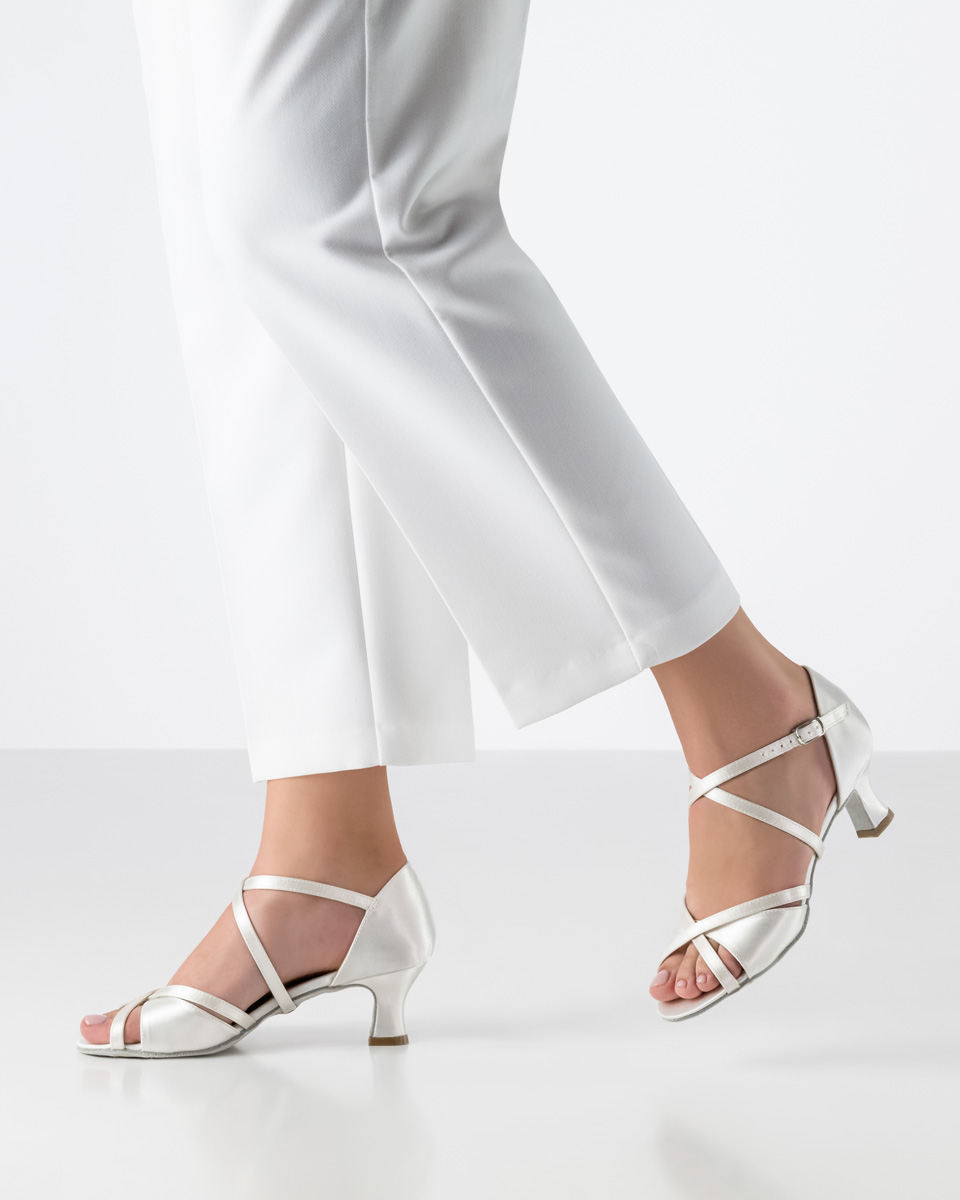 Chaussure de mariée - Werner Kern July en satin blanc avec une élégance intemporelle et séduisante, une triple division de feuilles et une bride de cheville croisée réglable individuellement