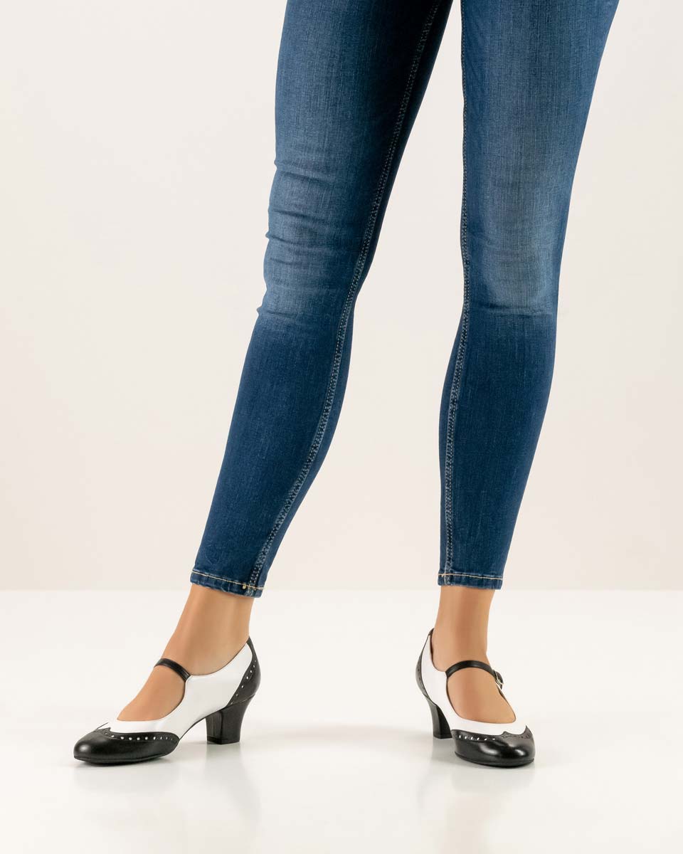 Emma Chaussures de danse pour femmes Werner Kern noires et blanches combinées à un jean bleu