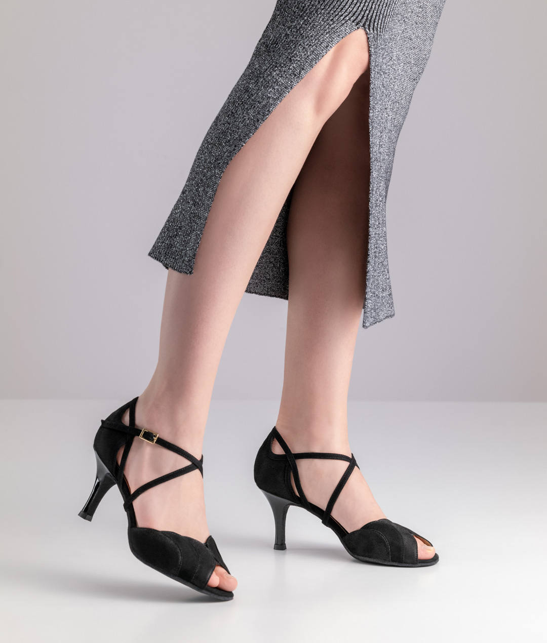 Chaussure de danse Mara en daim noir, d'une élégance discrète, avec un talon de 6 cm et de jolis détails.