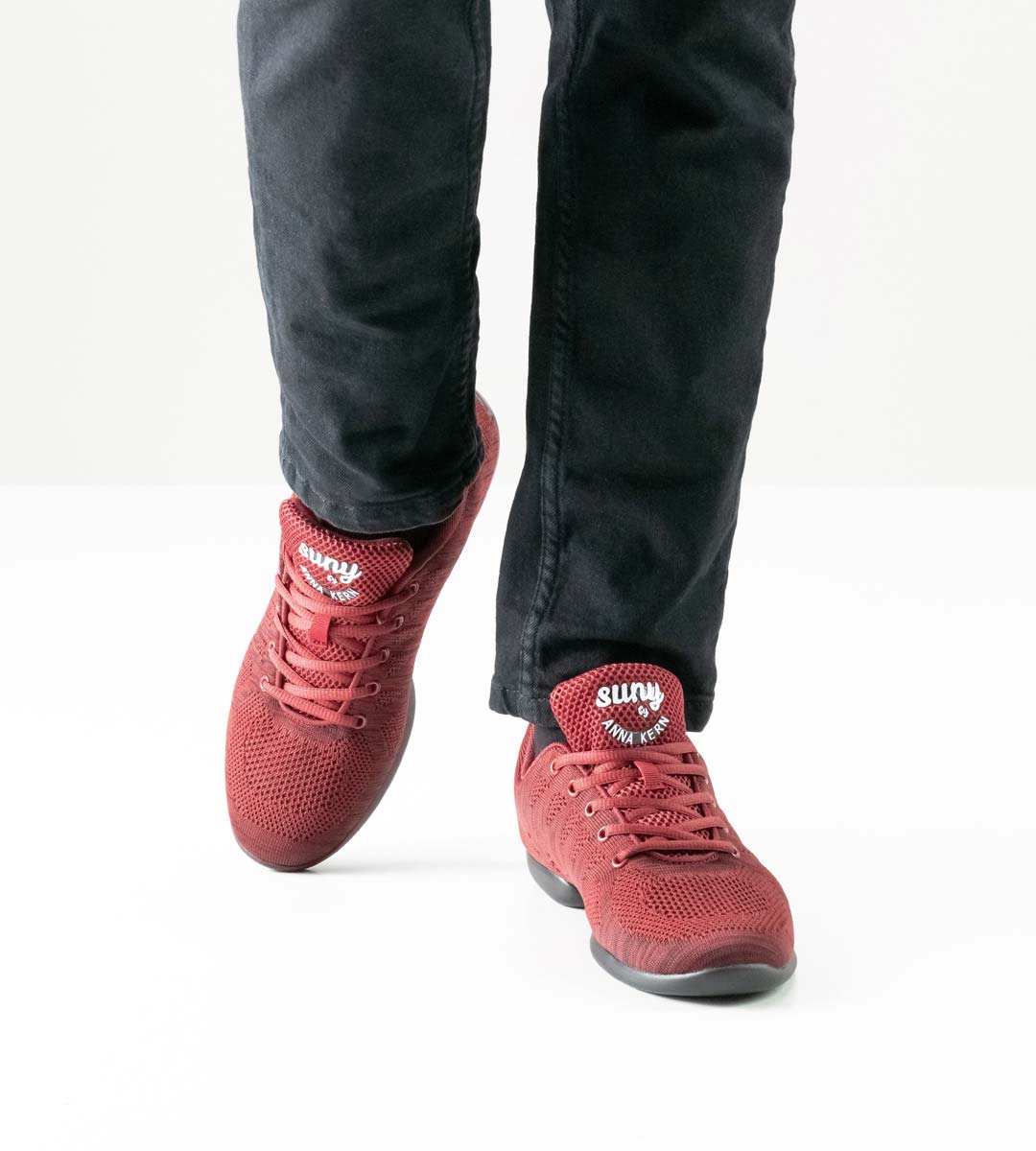 4035 Sneakers de danse pour hommes Kizomba de Suny en combinaison avec un jean noir