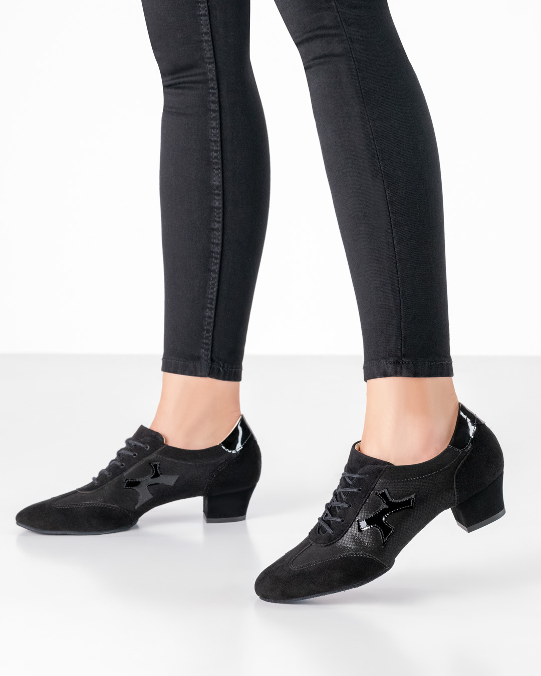 Chaussure d'entraînement de danse en brocart noir avec détails en cuir velours et semelle fendue pour un entraînement de danse parfait.