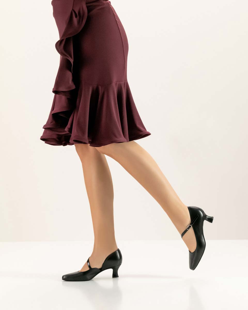 Rita chaussure de danse noire Werner Kern pour femmes en combinaison avec une jupe rouge