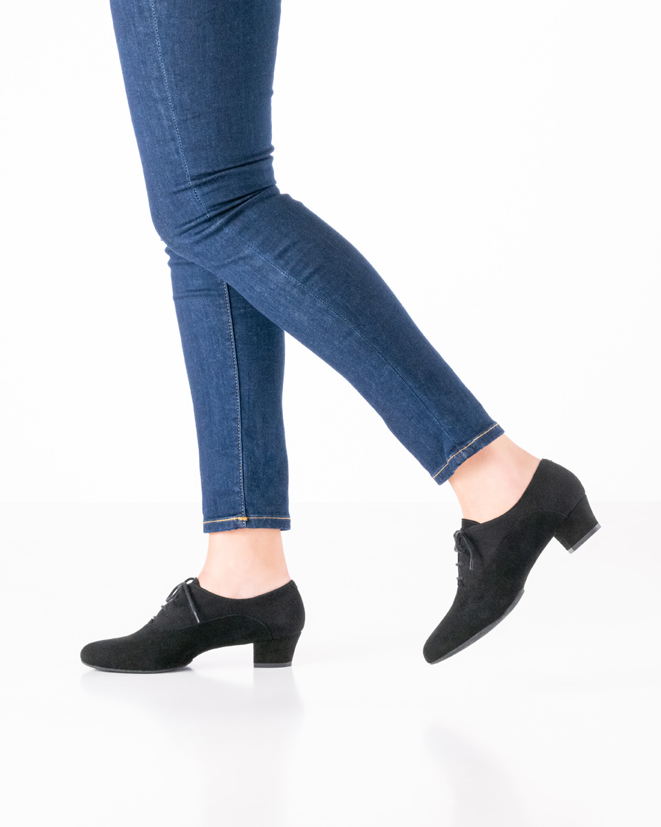 Chaussure de danse pour femme Runa - Werner Kern en cuir de chèvre velours noir, maintien sécurisé et grande flexibilité avec semelle fendue et laçage 4x pour le confort et un soutien optimal, hauteur de talon fantastiquement confortable de 3,5 cm