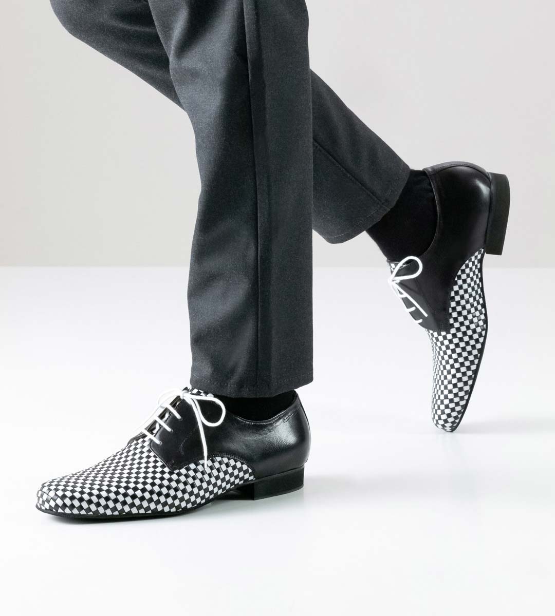 Chaussures de danse pour hommes noires et blanches de Nueva Epoca