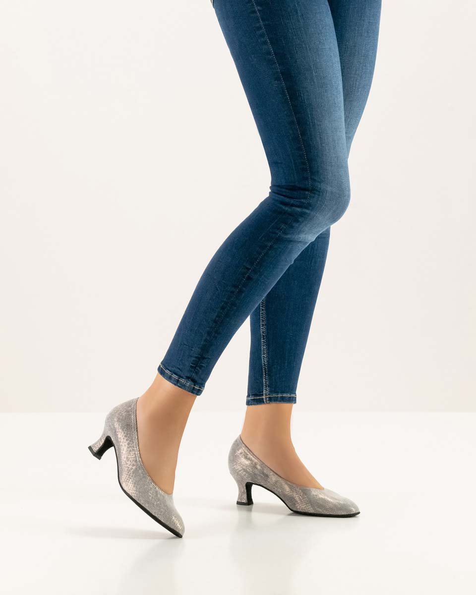 Laura chaussure de danse confortable Werner Kern portée avec un jean bleu