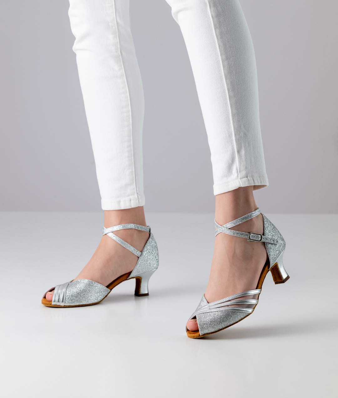 Sandale classique Anna Kern Christelle en brocart argenté avec un talon de 5 cm.