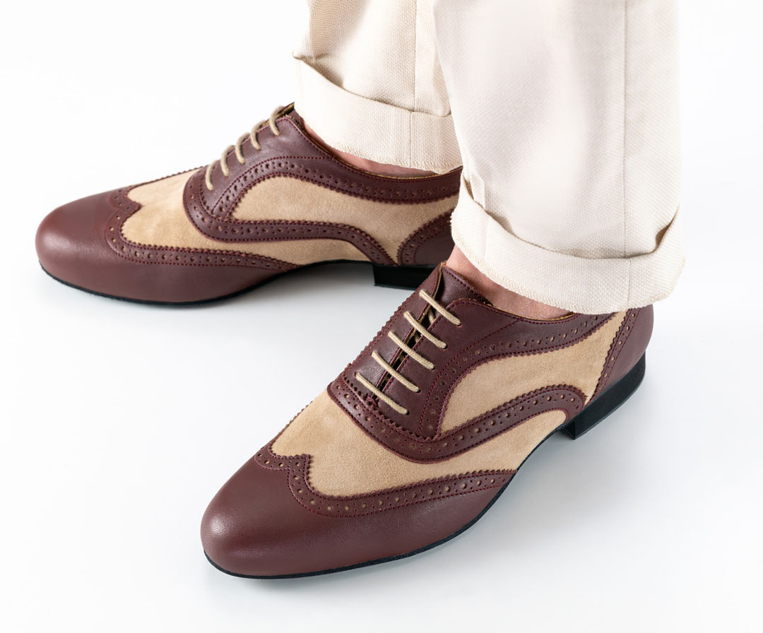 Vue détaillée de dessus de la chaussure de danse pour homme « Napoli » en cuir beige et bordeaux de la marque Werner Kern