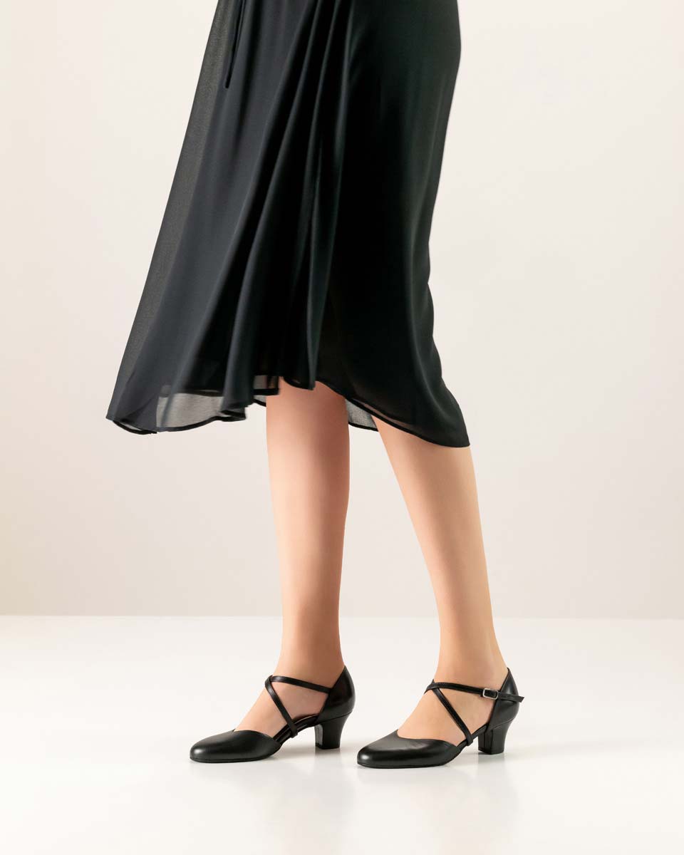 Debby chaussures de danse fermées pour femmes de Werner Kern combinées avec une robe noire
