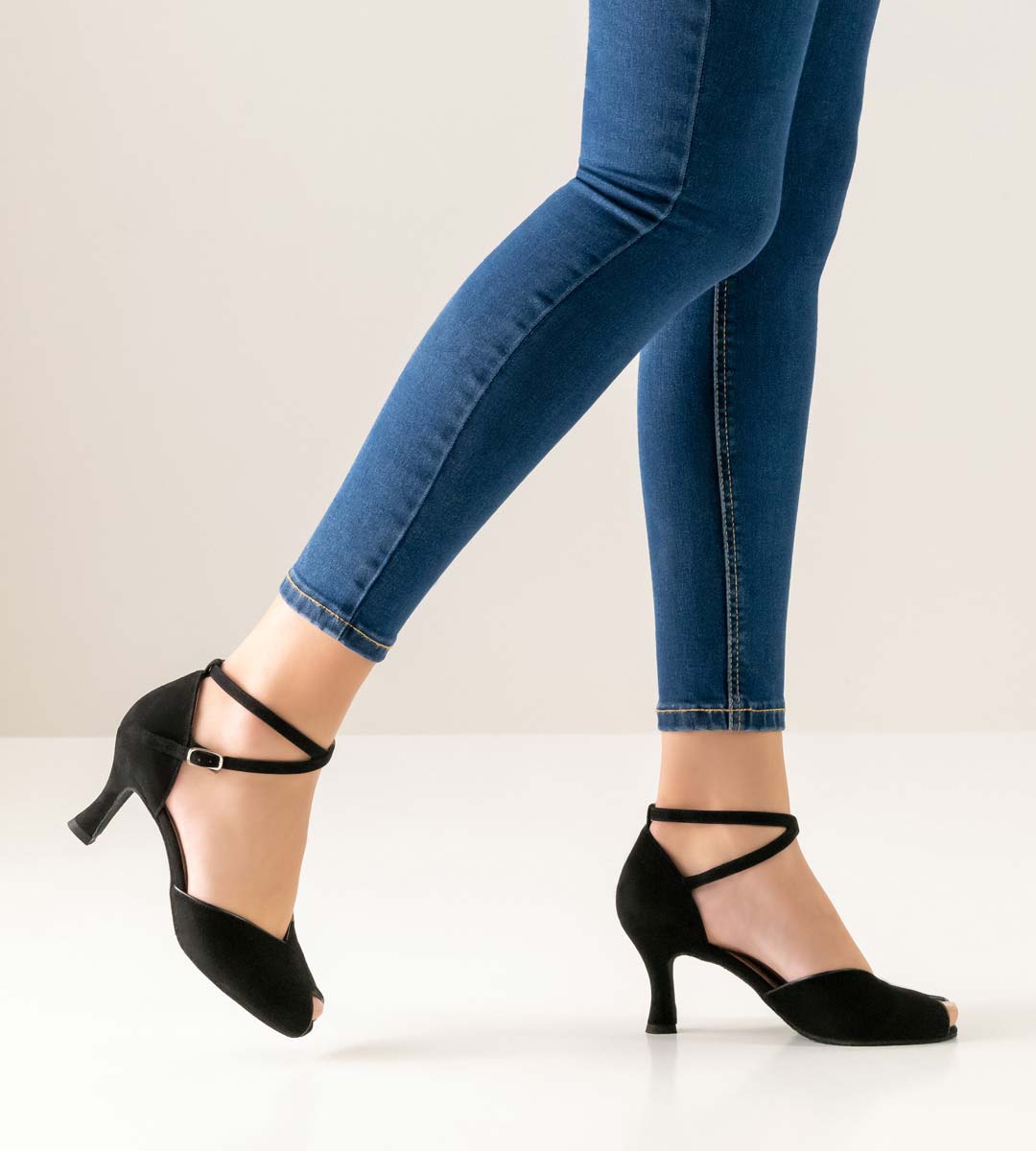Asta Werner Kern Chaussures de danse pour femmes avec ouverture peep-toe en combinaison avec un jean bleu